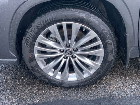 Used 2024 Toyota Highlander Platinum image 9