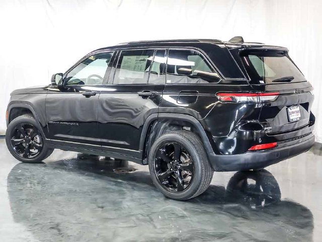 Used 2023 Jeep Grand Cherokee Altitude AWD/4WD image 9
