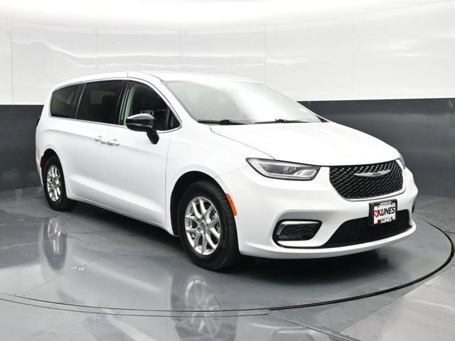 Certified 2024 Chrysler Pacifica Touring-L FWD image 6