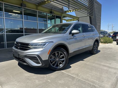 Used 2022 Volkswagen Tiguan SE w/ Panoramic Sunroof Package image 1