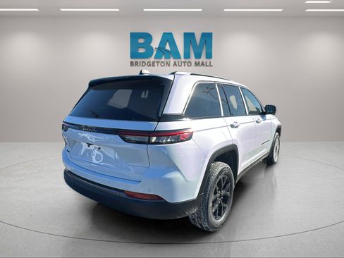 New 2026 Jeep Grand Cherokee Altitude image 7