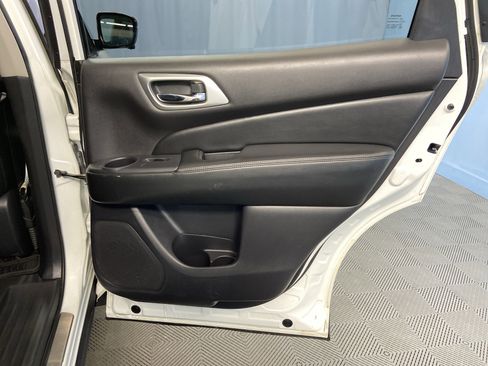 Used 2017 Nissan Pathfinder Platinum w/ Midnight Edition Package image 40