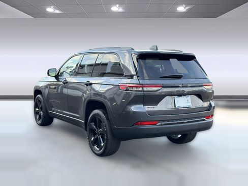 Used 2022 Jeep Grand Cherokee Altitude image 3
