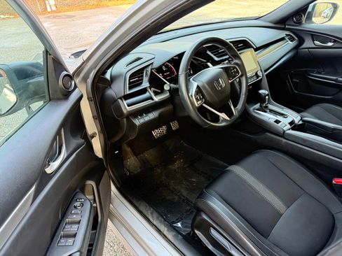 Used 2013 Chrysler 300 AWD w/ Driver Convenience Group image 9