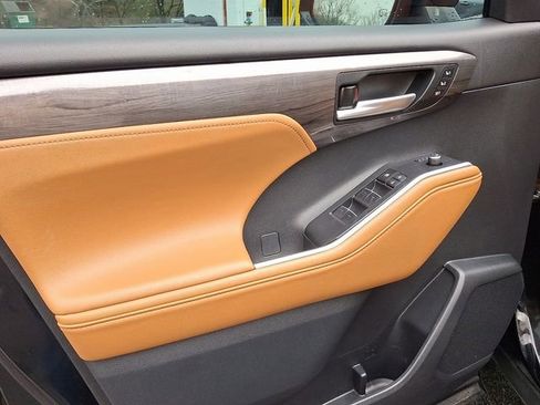 Used 2023 Toyota Highlander Platinum image 13