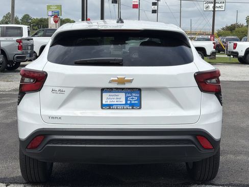 New 2026 Chevrolet Trax LS w/ LS Convenience Package FWD image 19