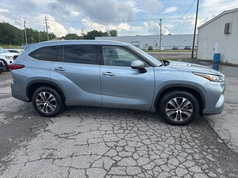 Used 2020 Toyota Highlander XLE FWD image 3