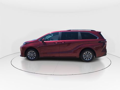 Used 2025 Toyota Sienna LE w/ LE Plus Package FWD image 5