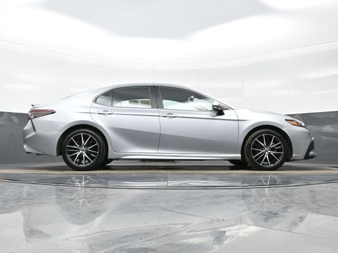 Used 2023 Toyota Camry SE image 32