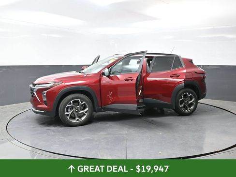 Used 2025 Chevrolet Trax LT FWD image 60