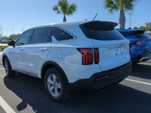 Used 2023 Kia Sorento LX image 7