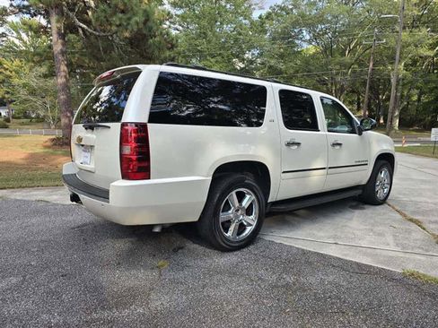 Used 2014 Chevrolet Suburban LTZ image 3