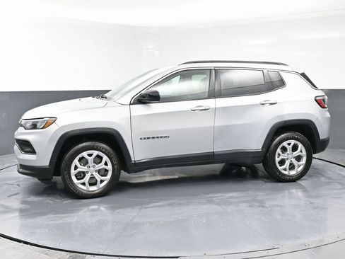 Used 2024 Jeep Compass Latitude image 6