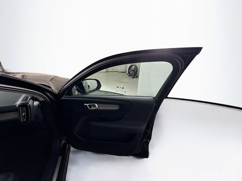 Used 2025 Volvo XC40 B5 Core image 33