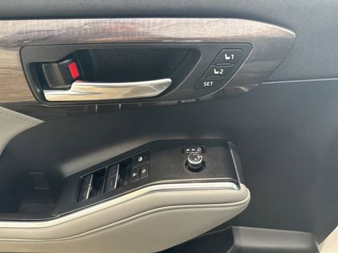 Used 2023 Toyota Highlander Limited image 17