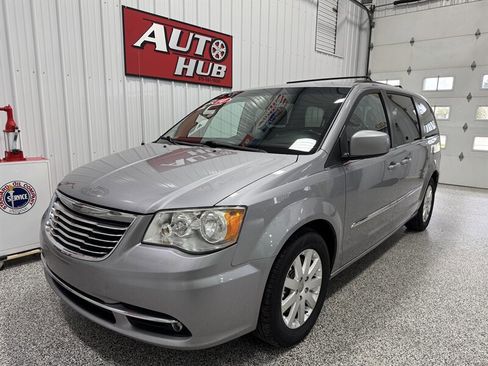 Used 2014 Chrysler Town & Country Touring image 2