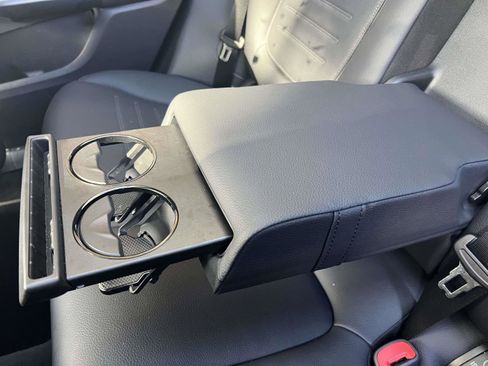 Used 2025 Mercedes-Benz GLC 350e 4MATIC image 34