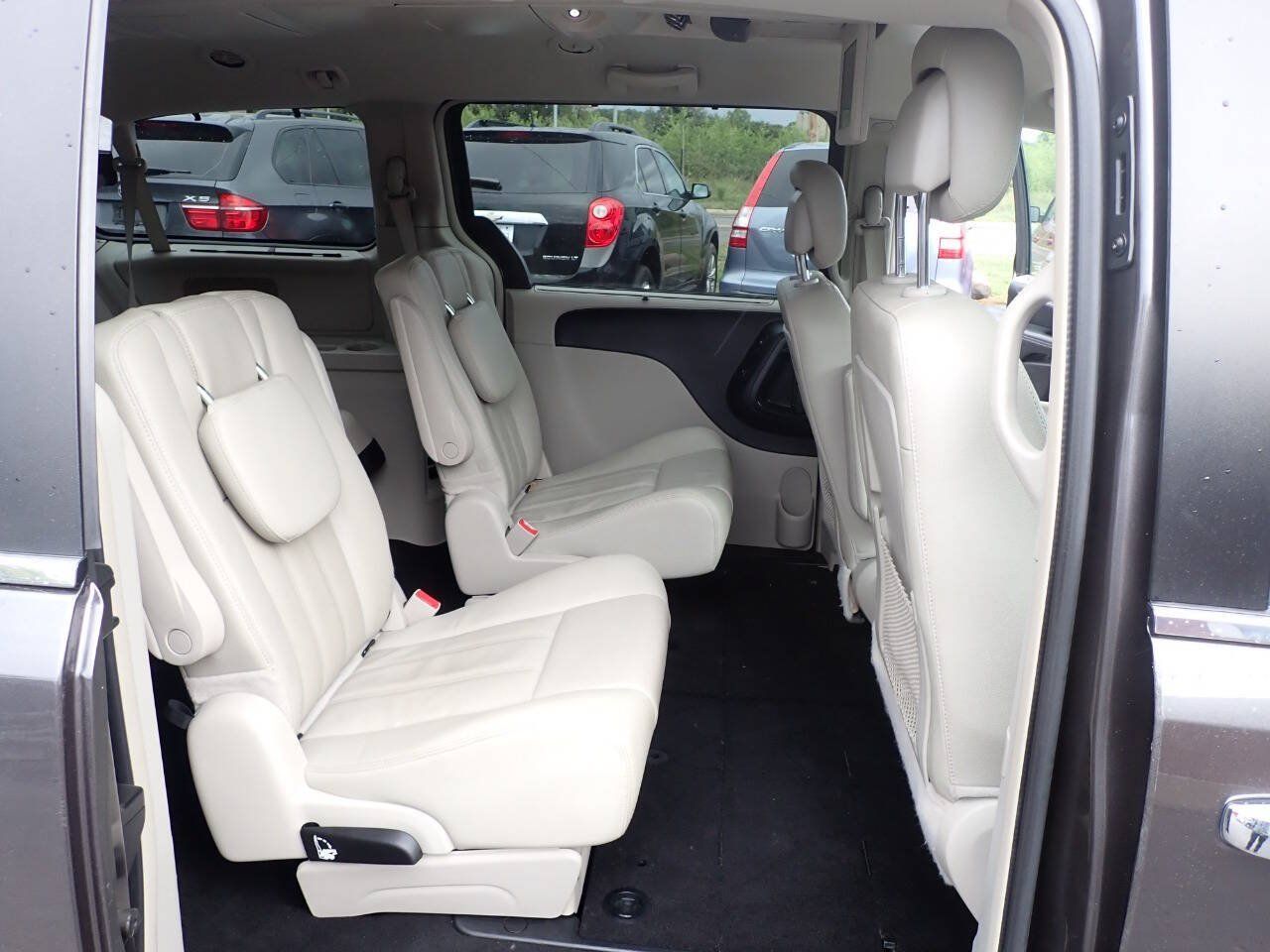 Used 2015 Chrysler Town & Country Touring-L w/ Driver Convenience Group FWD image 12