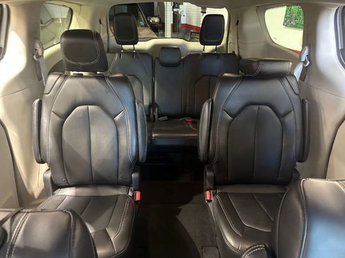 Used 2023 Chrysler Pacifica Touring-L FWD image 35