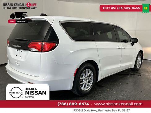 Used 2023 Chrysler Voyager LX image 11