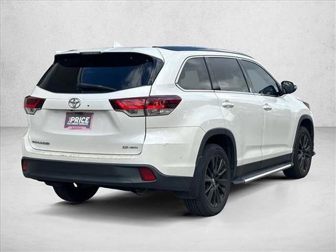 Used 2019 Toyota Highlander SE w/ Phone Cable & Charge Package image 5