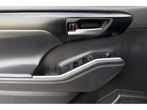 Certified 2025 Toyota Highlander XLE FWD image 11