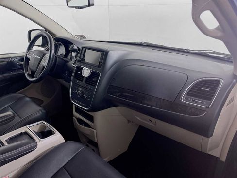 Used 2015 Chrysler Town & Country Touring image 28