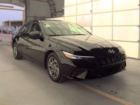 Used 2024 Hyundai Elantra SEL FWD image 3