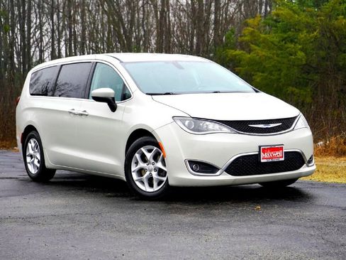 Used 2017 Chrysler Pacifica Touring Plus w/ Tire & Wheel Group image 2