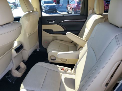 Used 2016 Toyota Highlander Limited Platinum image 9