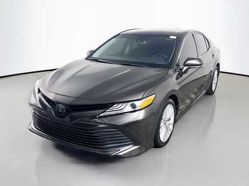 Used 2020 Toyota Camry XLE FWD image 4