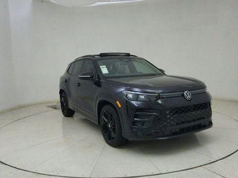 Used 2025 Volkswagen Tiguan SE R-Line image 62