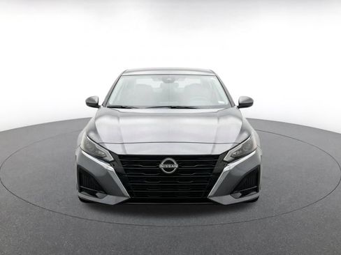 Used 2025 Nissan Altima 2.5 SV FWD image 2