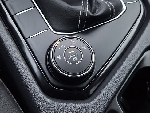 Used 2024 Volkswagen Taos SE image 16