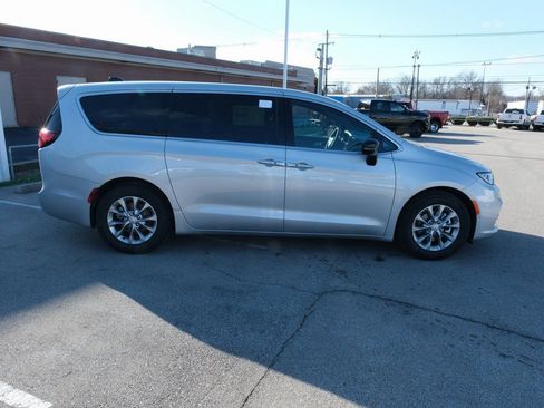 New 2026 Chrysler Pacifica Limited w/ Uconnect Theater Family Group image 2