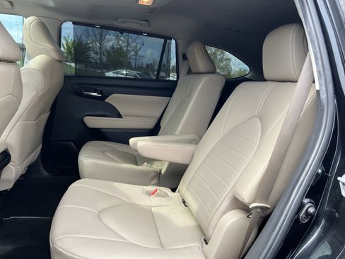 Used 2023 Toyota Highlander XLE AWD/4WD image 14