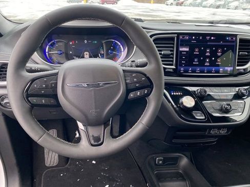 Used 2024 Chrysler Pacifica Select image 7
