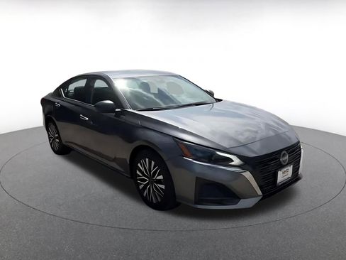 Used 2025 Nissan Altima 2.5 SV image 3