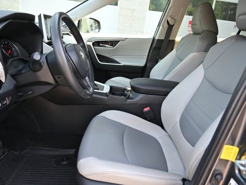 Used 2019 Toyota RAV4 XLE Premium w/ Cold Weather Package AWD/4WD image 15