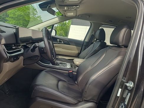 Used 2025 Kia Carnival FWD image 11