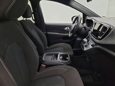 Used 2024 Chrysler Pacifica Touring FWD image 21