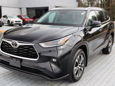 Used 2021 Toyota Highlander XLE image 1