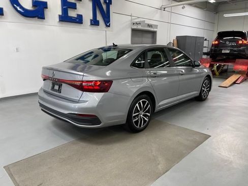 Used 2026 Volkswagen Jetta SE FWD image 4