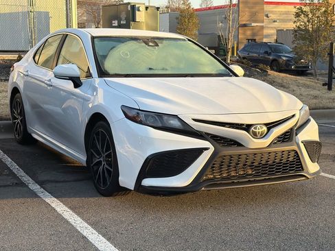 Used 2022 Toyota Camry SE image 9