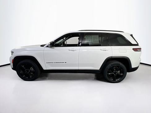 Used 2023 Jeep Grand Cherokee Altitude image 8