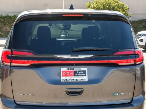 Used 2023 Chrysler Pacifica Touring-L FWD image 6