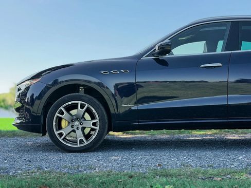 Used 2018 Maserati Levante GranLusso AWD/4WD image 16