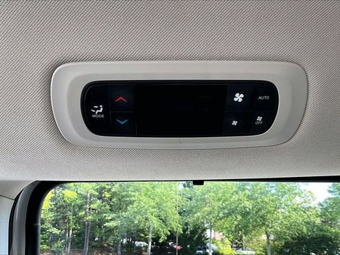 Used 2024 Chrysler Pacifica Touring-L FWD image 14