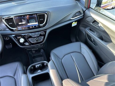 New 2026 Chrysler Pacifica Select image 17