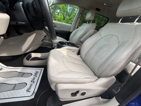 Used 2020 Chrysler Pacifica Touring-L FWD image 23